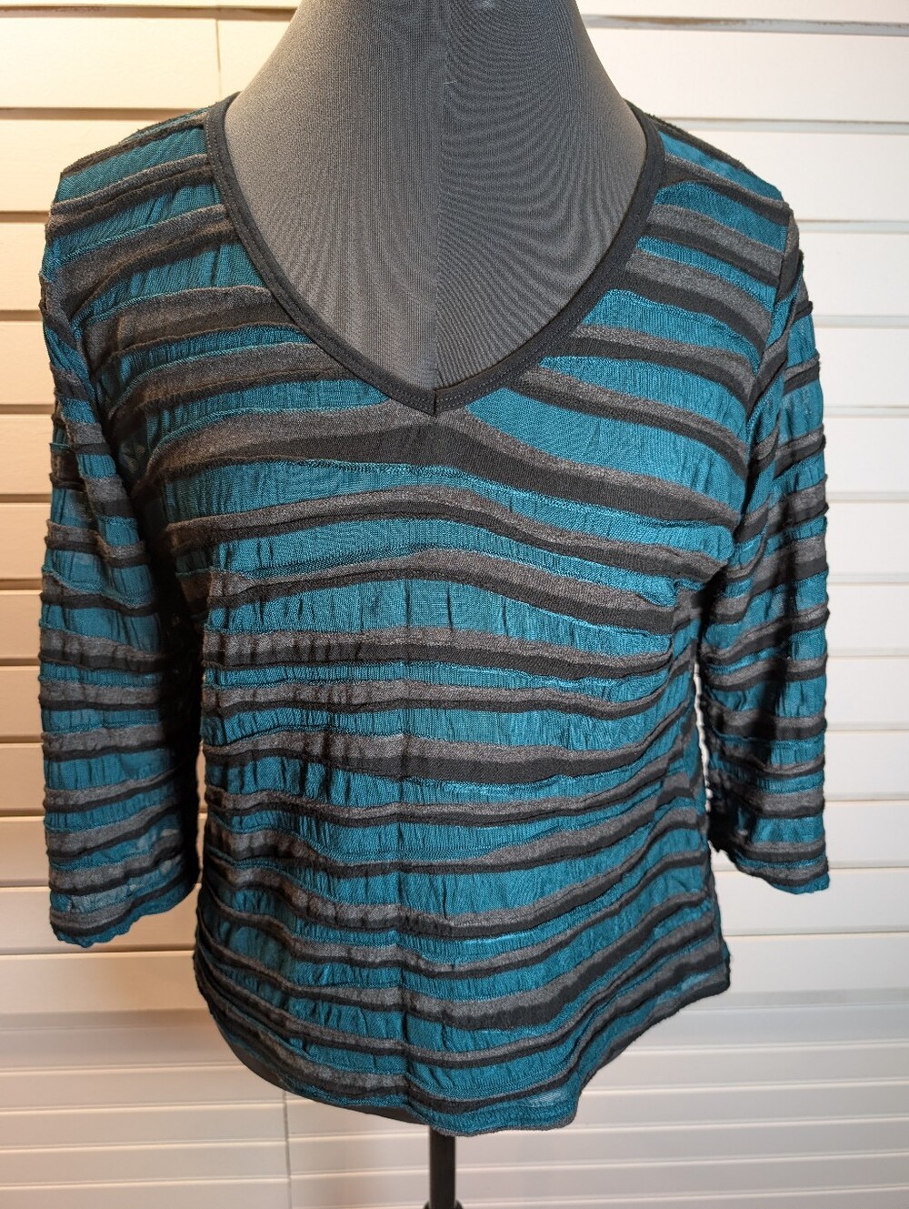 Cut Loose V-Neck textured striped 3/4 sleeve top Size Small EUC